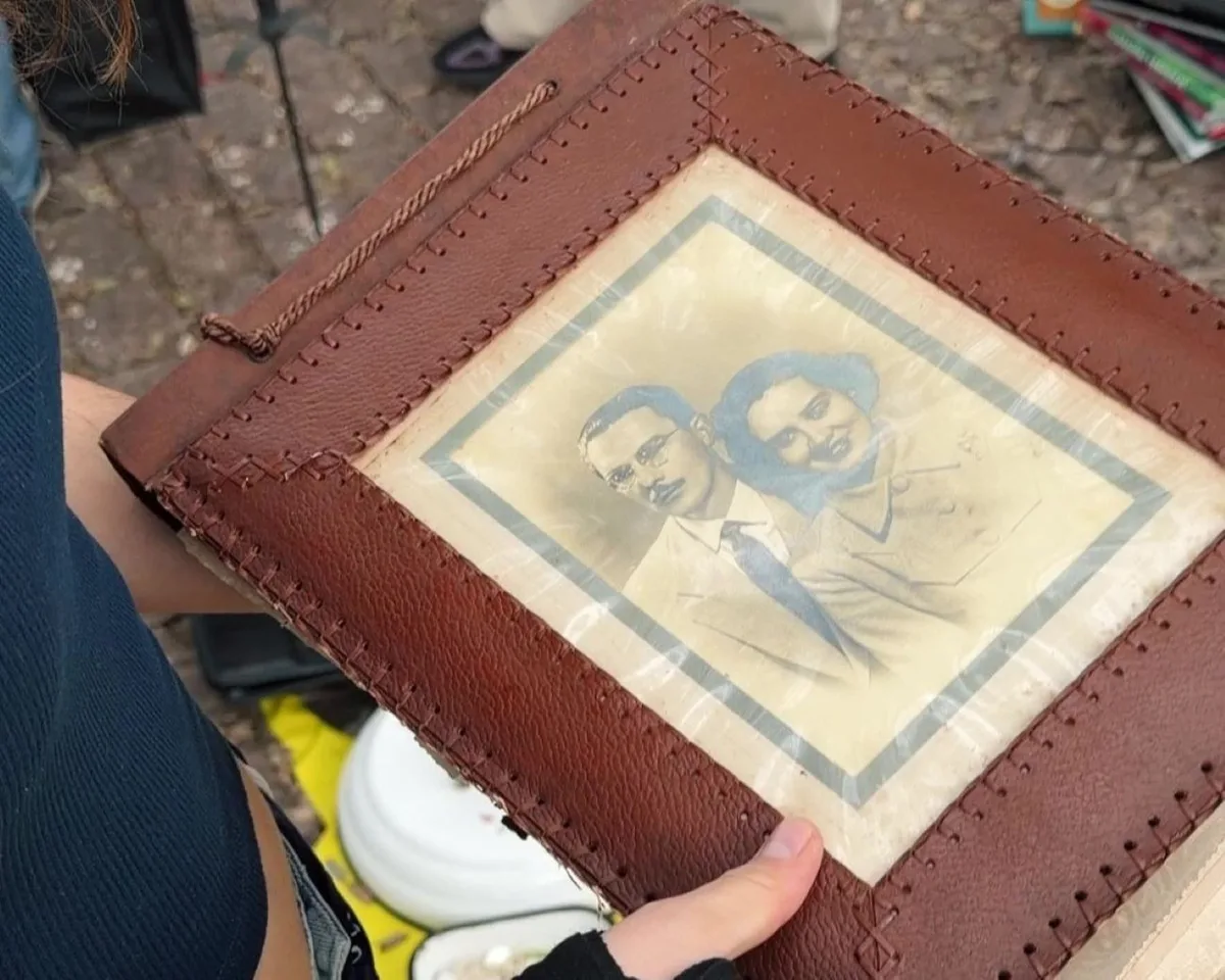 Álbum comprado em Porto Alegre leva fotógrafa até família de casal retratado