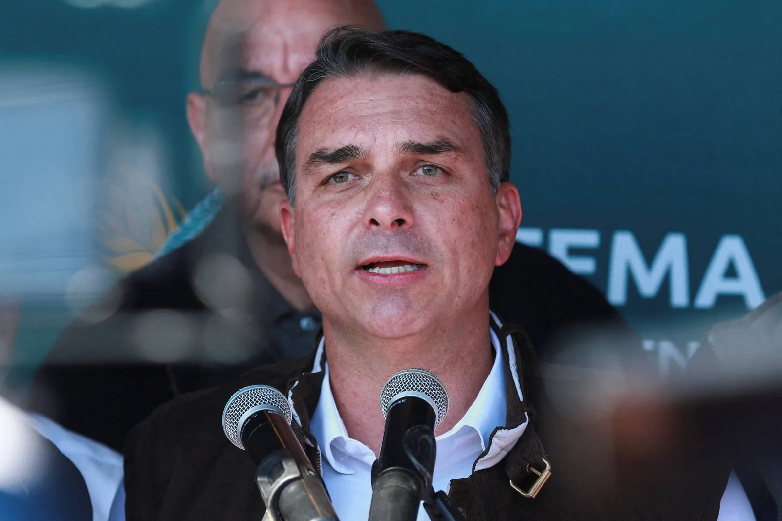 Flávio Bolsonaro critica Moraes durante visita a Filipe Martins no Paraná