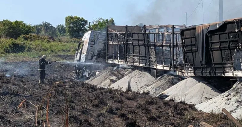 Curto-circuito após batida incendeia dois veículos na BR-155, em Rio Maria