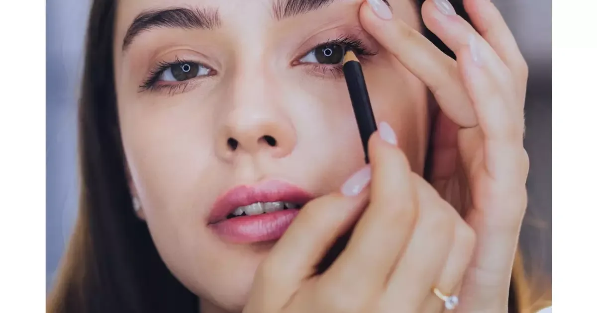 Por que o lápis preto na linha d’água pode pesar no olhar após os 50