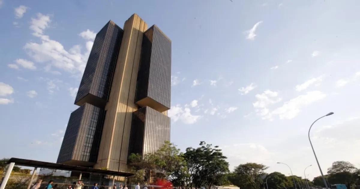 Focus mantém juros estáveis e revisa projeções para atividade e inflação