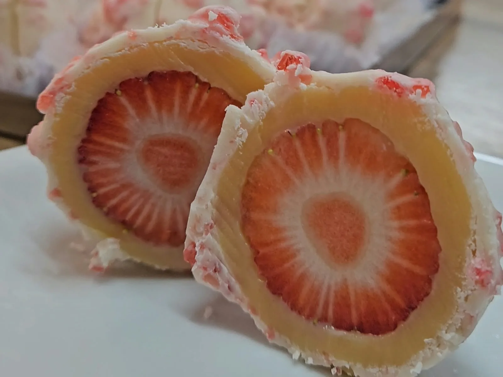 Morango cravejado amplia vendas e inspira novos doces em Pelotas