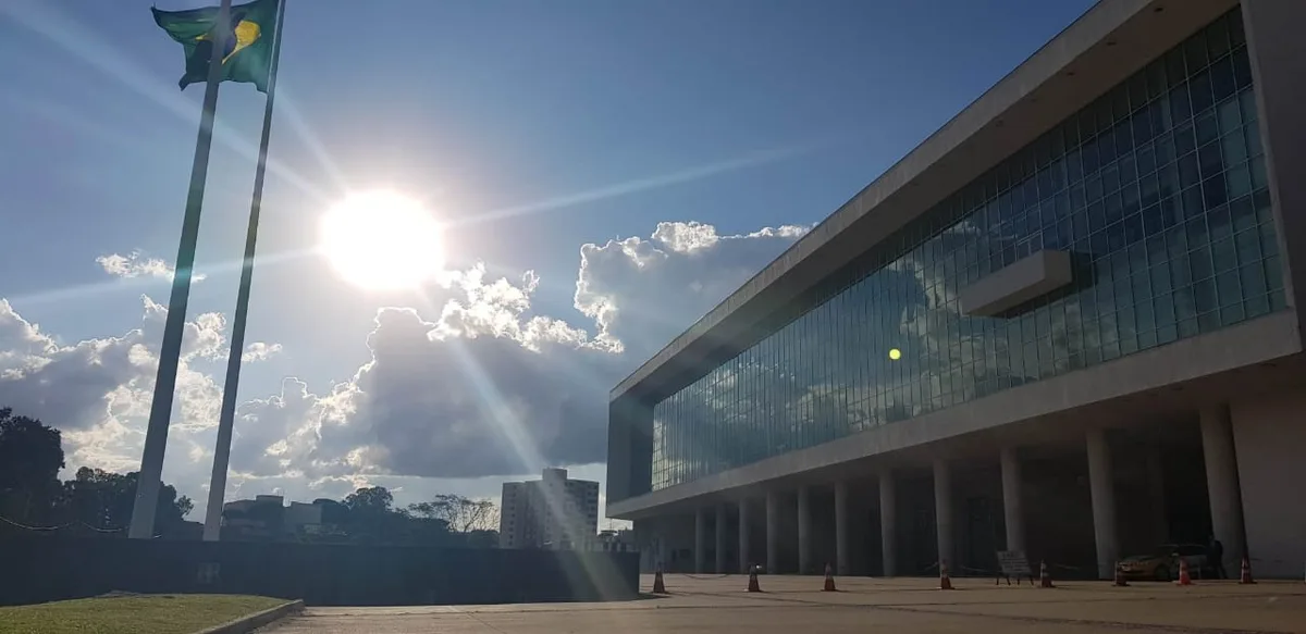 Candidatos ao governo do Paraná fazem carreatas e reuniões na reta final
