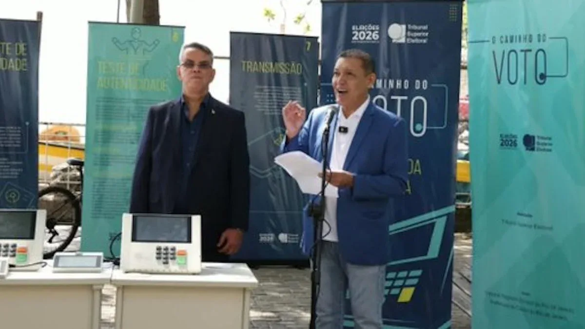 Urna com nova interface é apresentada a eleitores no Rio de Janeiro