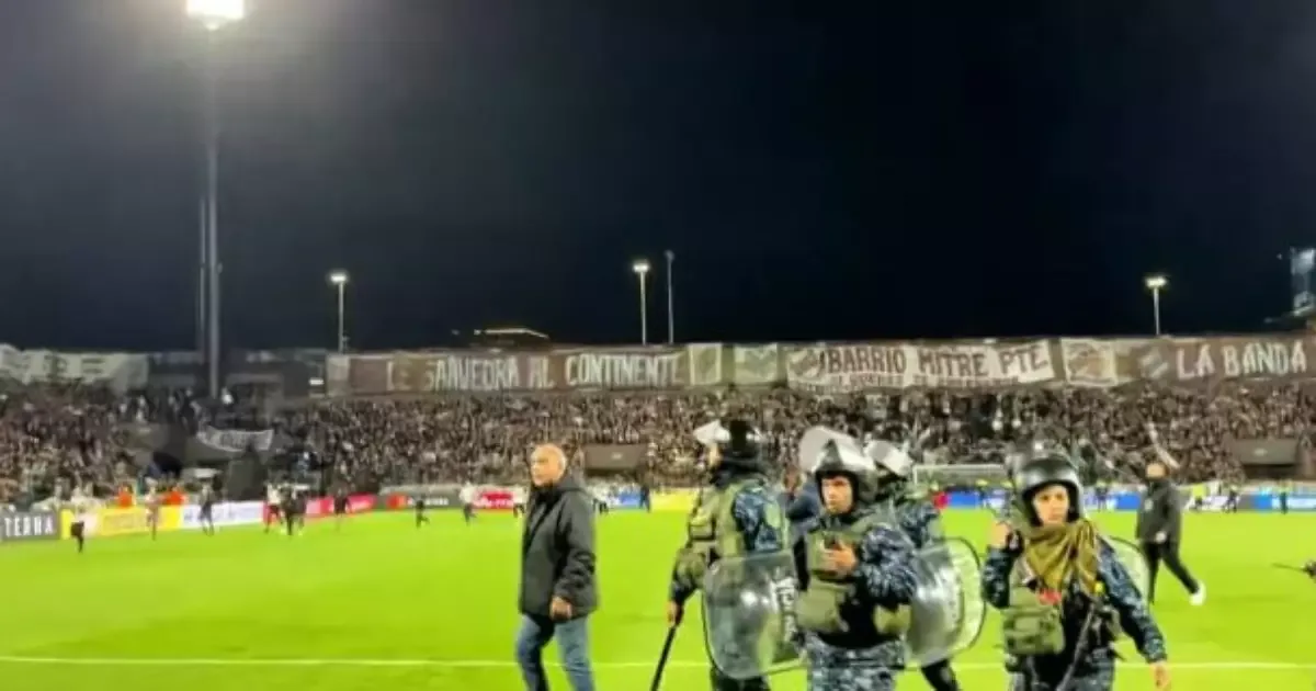 Jornalista argentino relaciona torcida visitante a confusão após Platense x Fluminense