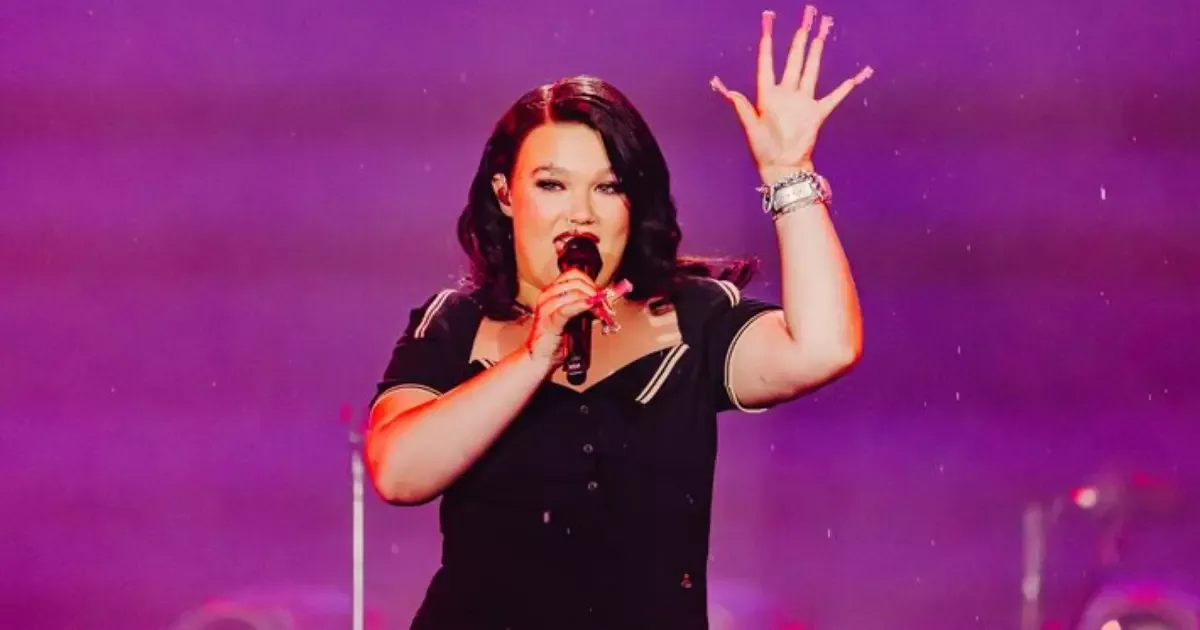 Lola Young volta aos palcos no Brasil durante show no Rock in Rio