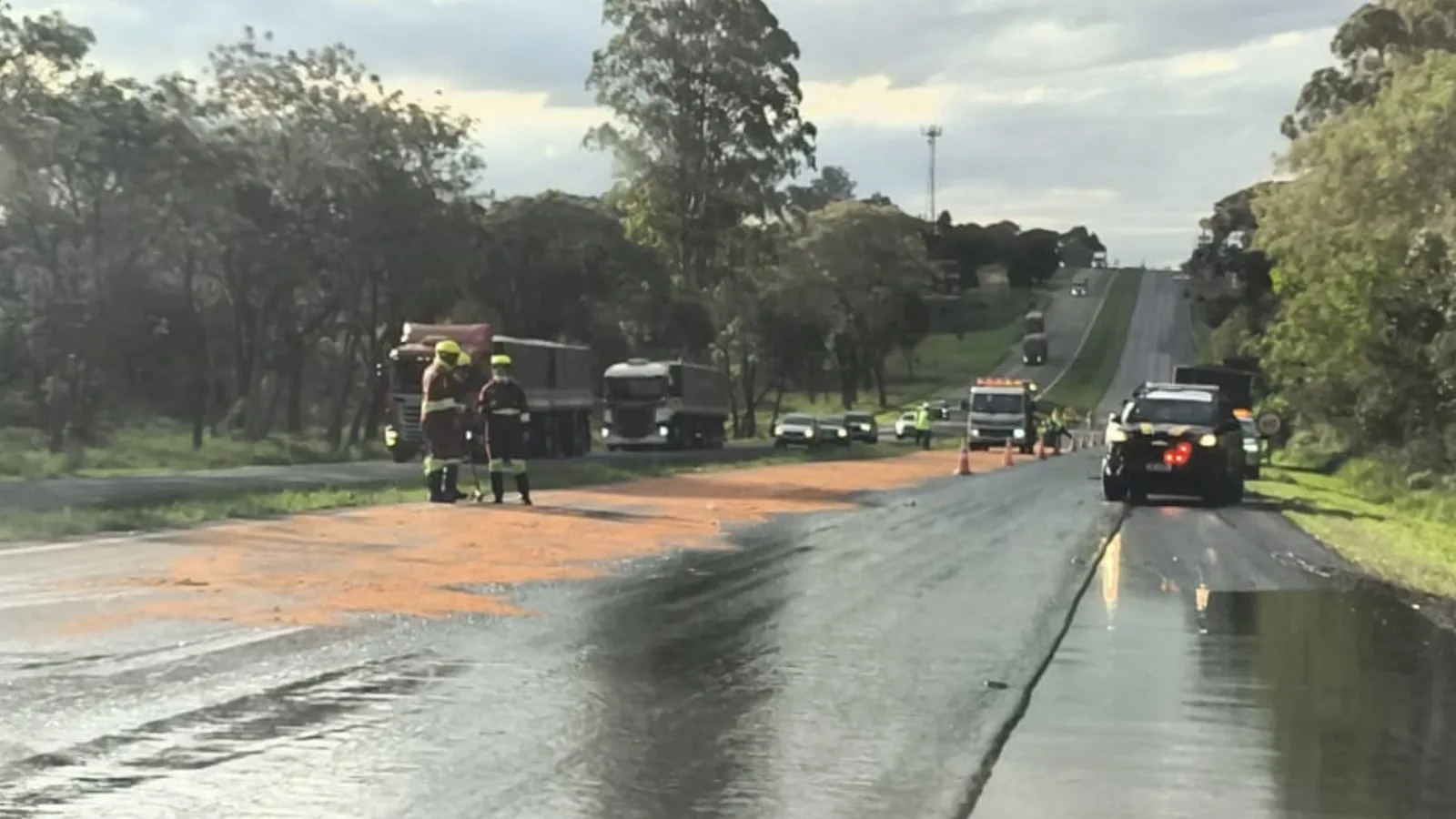 Colisão entre caminhões interrompe tráfego na BR-376 após vazamento de óleo