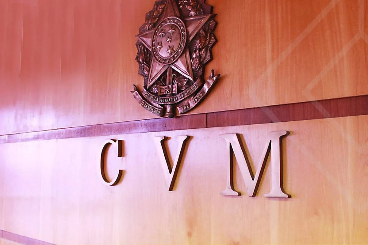CVM enfrenta redução de pessoal, restrição orçamentária e críticas sobre decisões