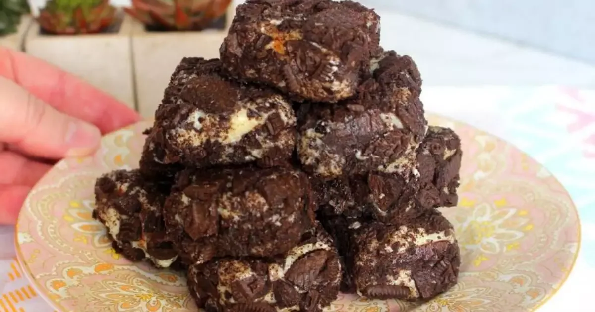 Palha italiana trufada combina creme de leite, chocolate e biscoito