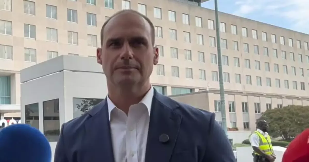 Eduardo Bolsonaro promete mudanças no Itamaraty se Flávio vencer eleição