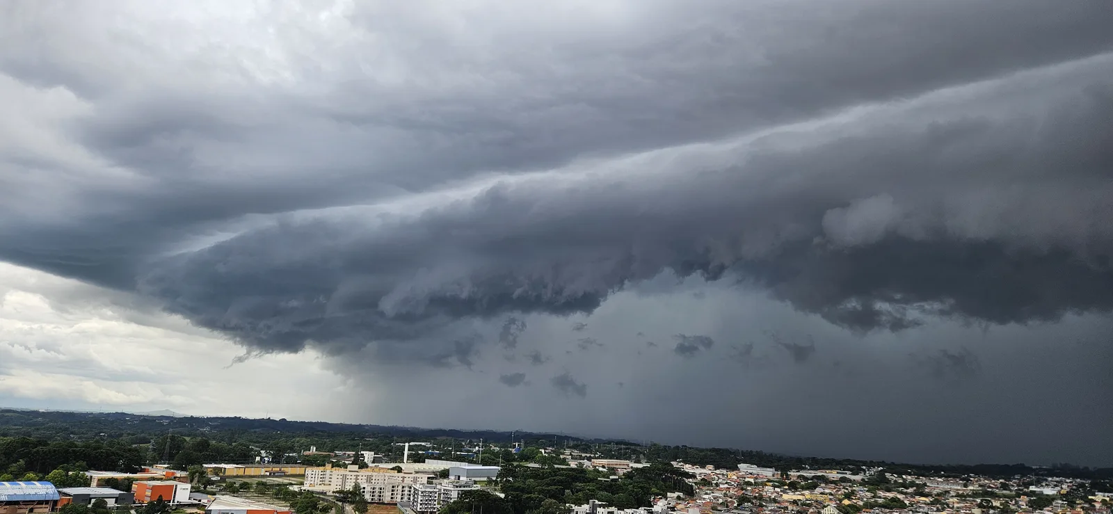 Frente fria aumenta risco de tempestades no Paraná neste fim de semana