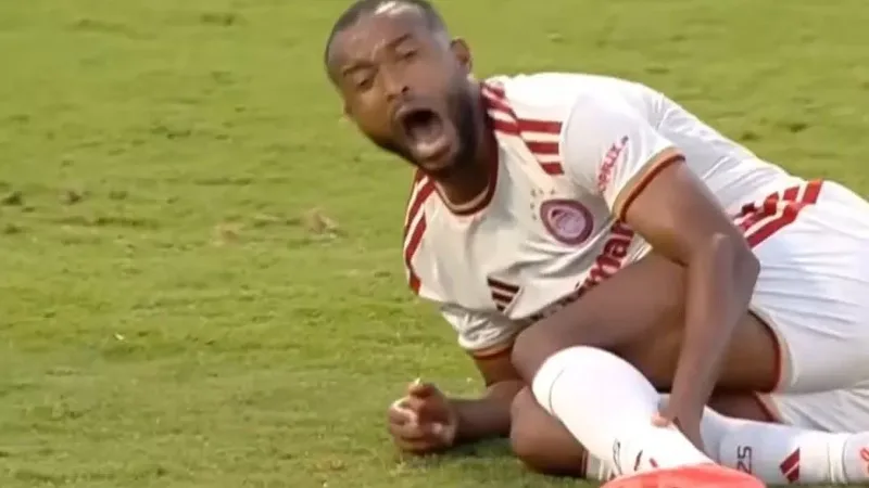 Ayoub El Kaabi sofre fratura na perna durante partida do Campeonato Grego