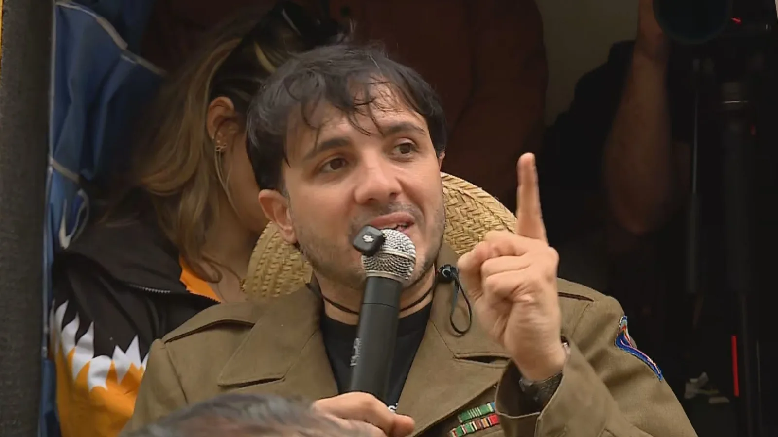 Renan Santos propõe militarização do país e critica polarização eleitoral