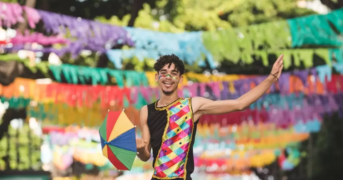 Frevo reúne música, dança e memória nas ruas de Pernambuco