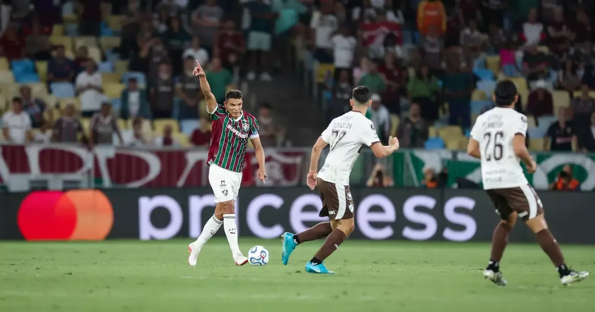 Thiago Silva relata dores no joelho após vitória do Fluminense