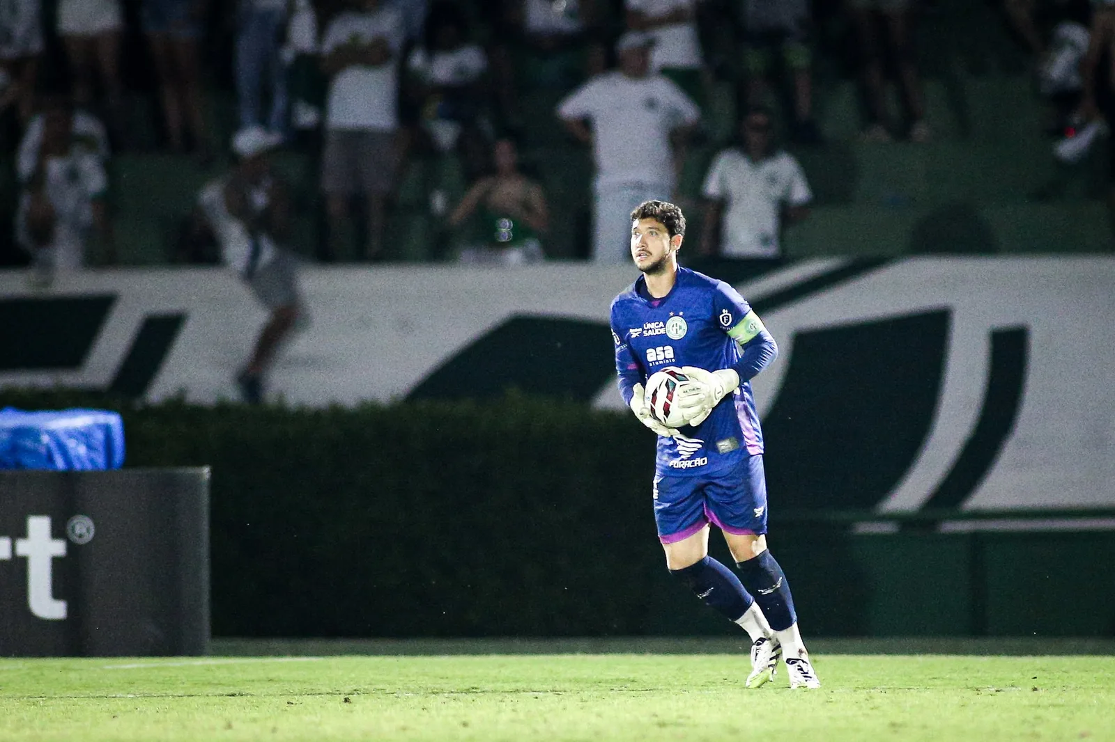 Caíque França se aproxima do Ceará após temporada com 27 jogos pelo Guarani