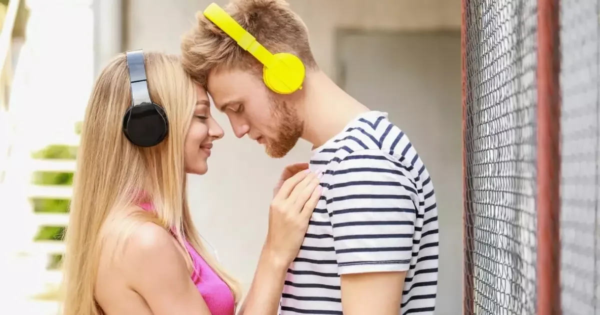 Gosto musical pesa nas conexões amorosas, aponta levantamento do Hinge