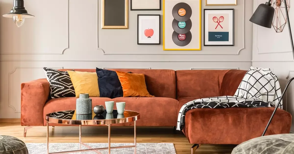 Como usar o sofá de veludo na decoração da sala