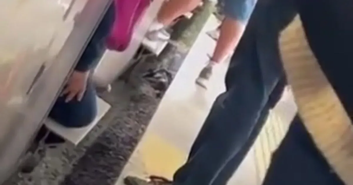 Passageiro cai nos trilhos após chegada de trem em estação de Barueri