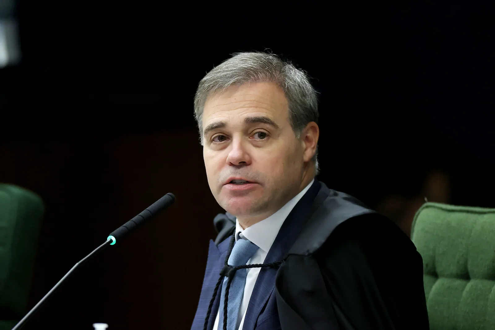 Fachin aguarda esclarecimentos em impasse entre Mendonça e Moraes no STF