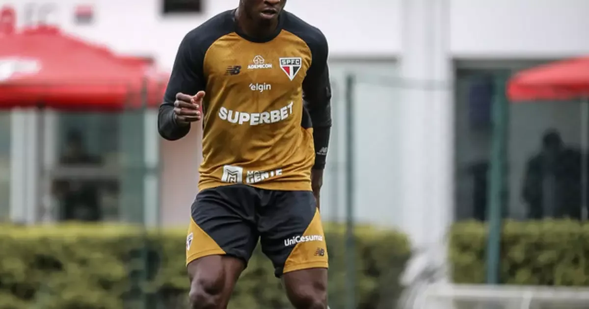 Aurélio Buta pode passar por cirurgia no joelho e desfalcar o São Paulo