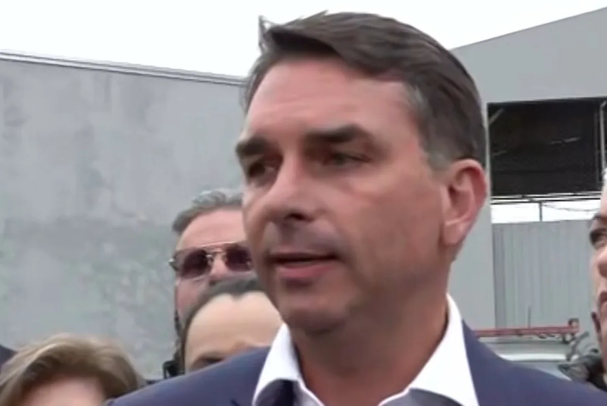 Flávio Bolsonaro diz que revisão da dosimetria poderia tirar Filipe Martins da prisão
