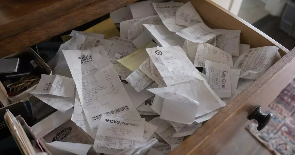 Comprovantes mostram que salário era usado para pagar dívida familiar
