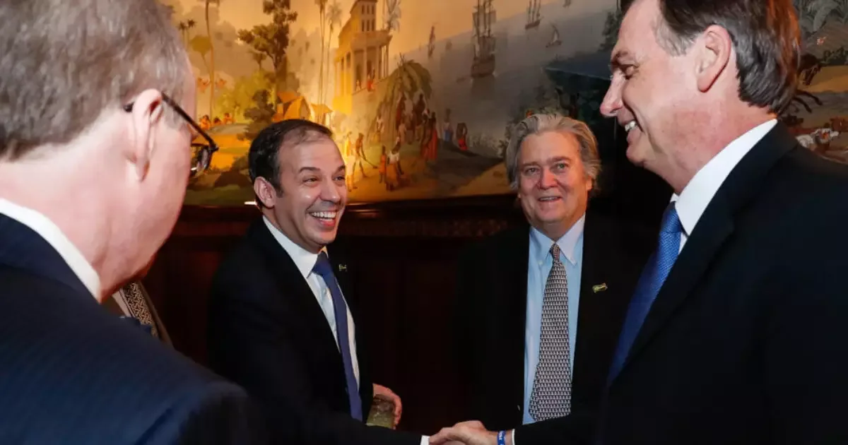 Flávio Bolsonaro ganha apoio de Milei em articulação regional com Trump