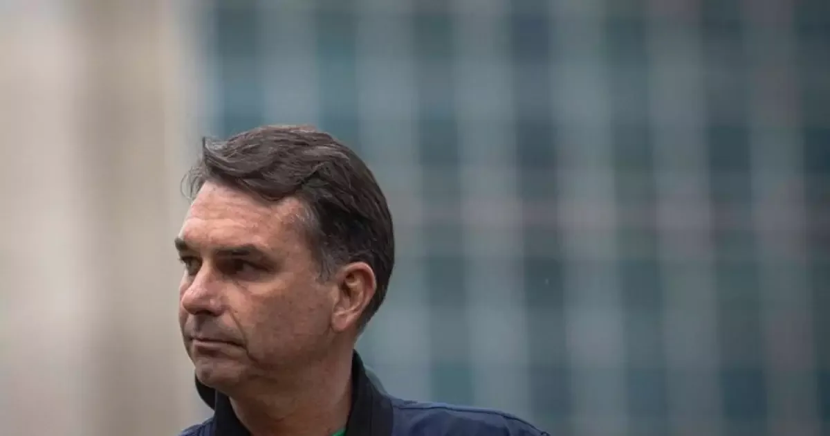 Flávio Bolsonaro confirma presença em debate e convoca Lula para confronto