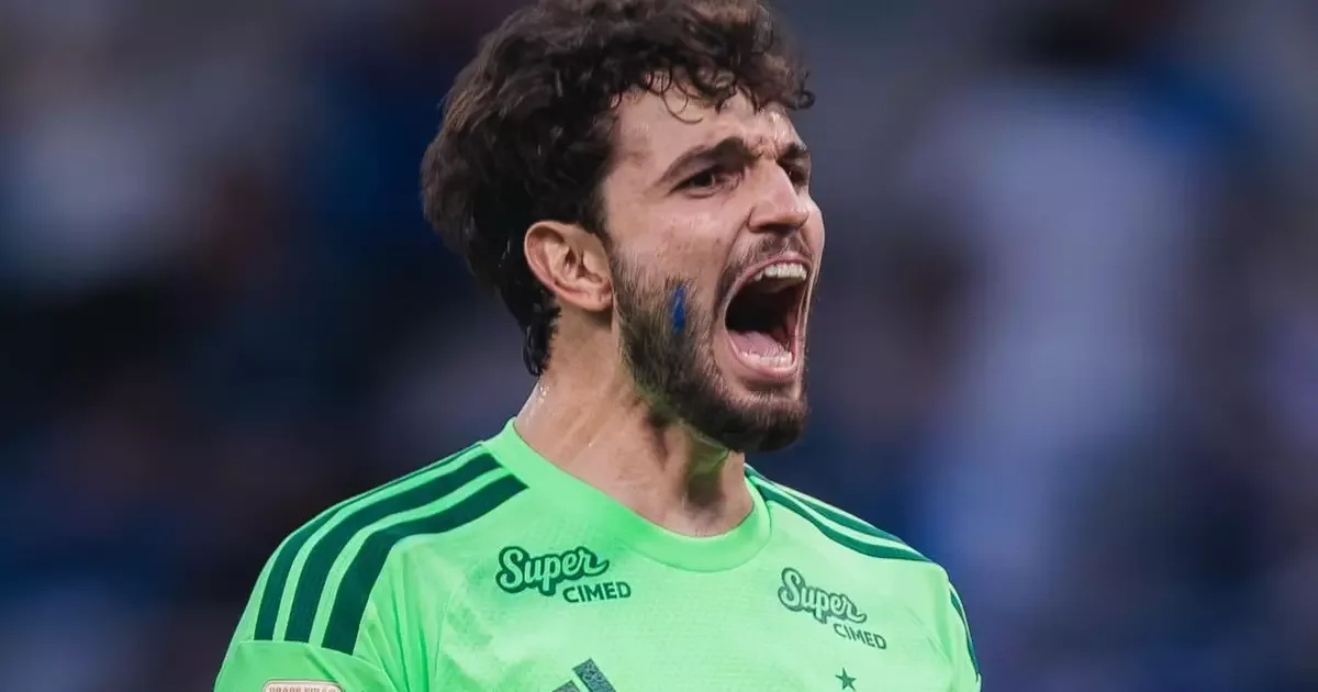 Otávio amplia espaço no Cruzeiro e recebe prêmio do Brasileirão