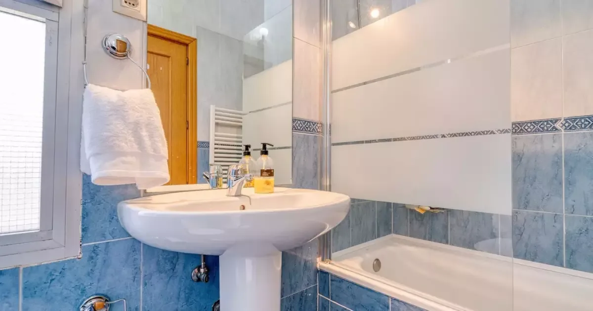 O que fazer quando o ralo entope: três métodos indicados para tentar em casa