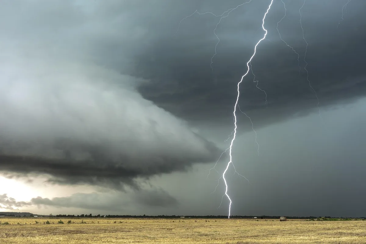 Inmet alerta para tempestades em áreas de dez estados nesta terça-feira