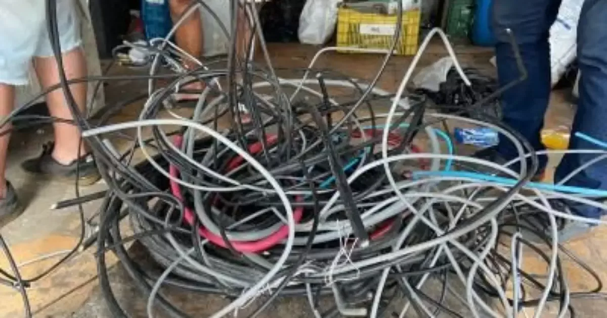 Brigada Militar prende homem sobre telhado com cabos furtados em Santa Maria