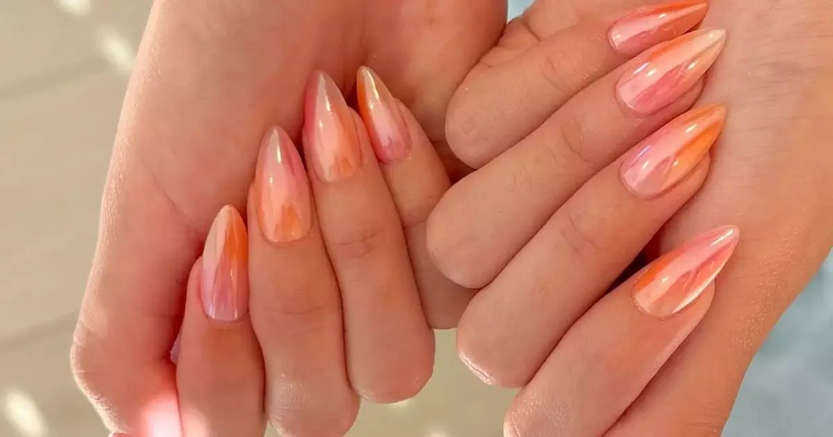Metallic sunset leva reflexos dourados a uma manicure de base clara