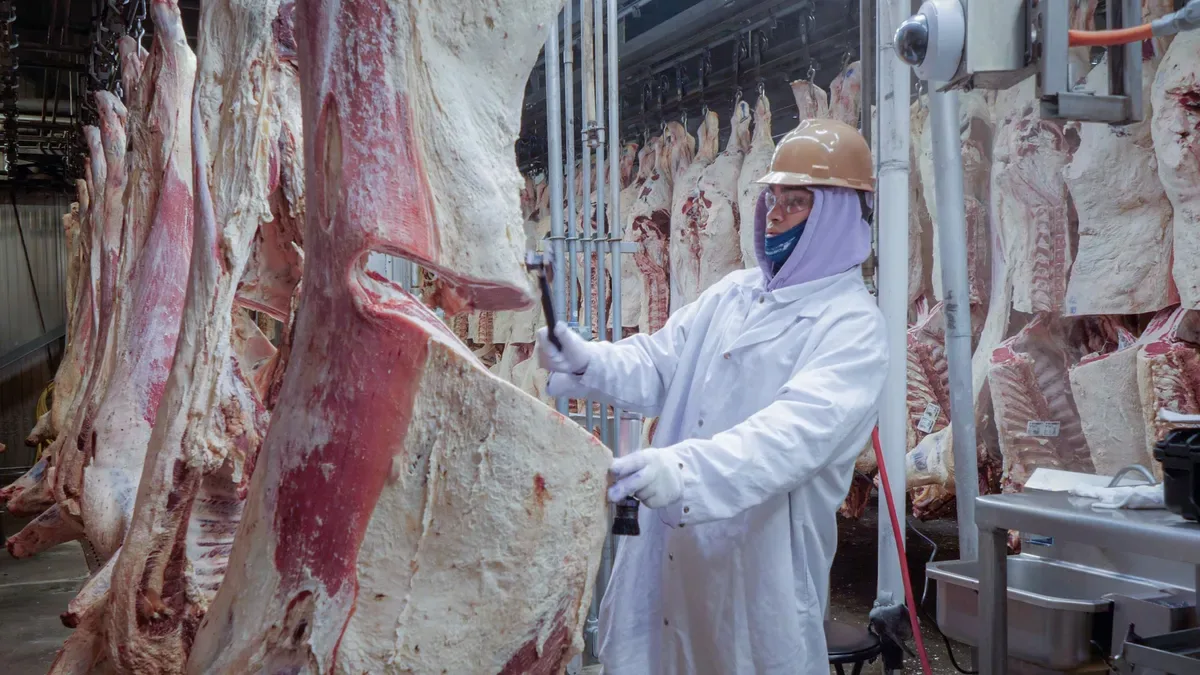 Ações do ICE afetam cadeia da carne bovina no Kansas