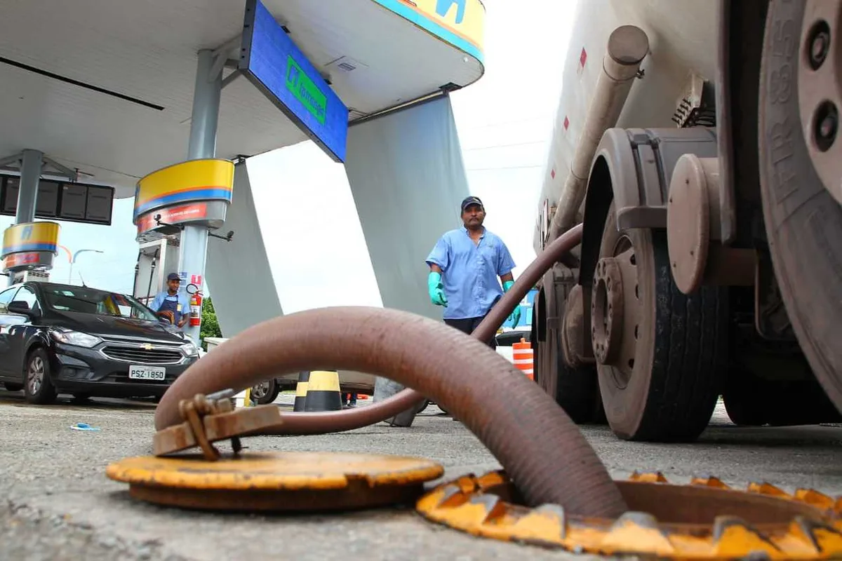 Diesel S-10 lidera alta dos combustíveis em 12 meses, aponta monitoramento