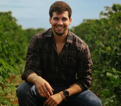 Ex-goleiro troca os gramados pela produção de café da família