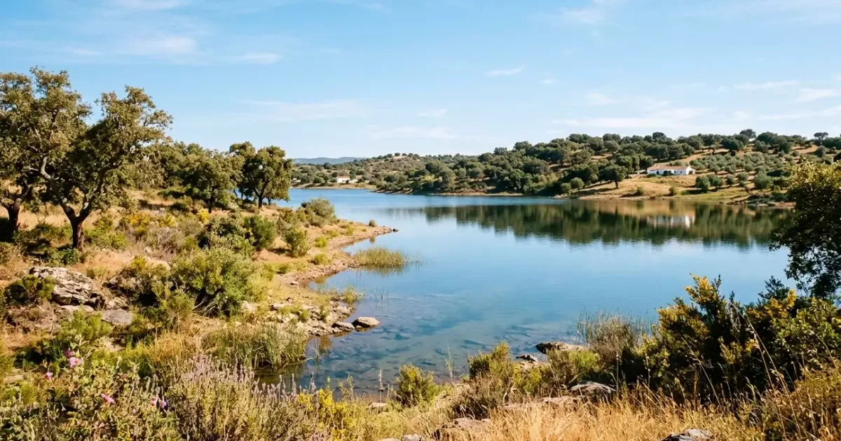 Praia fluvial no Alentejo reúne areia branca e piscinas sobre a represa