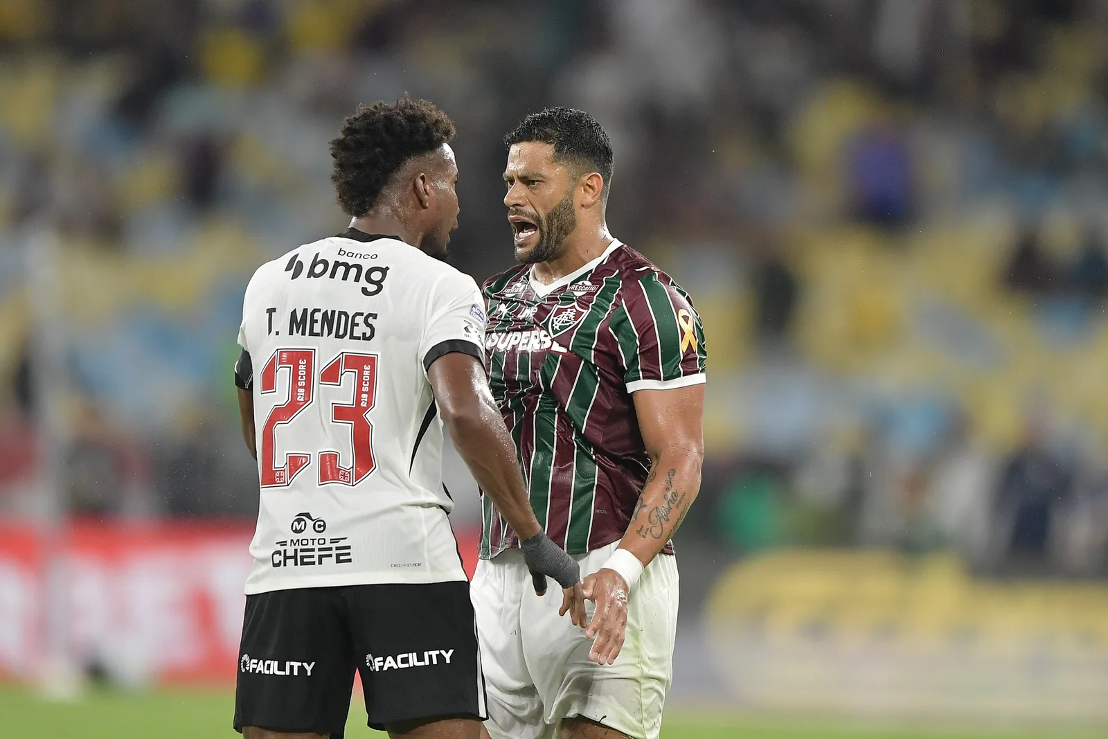 Hulk questiona advertências e relata contato do árbitro com Canobbio no clássico