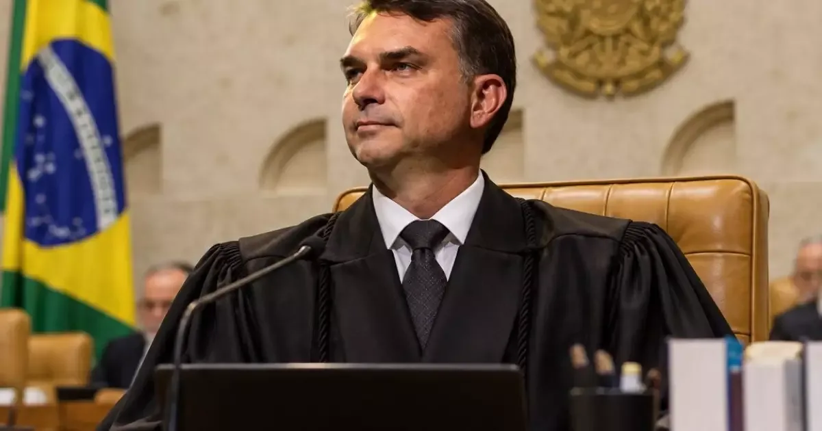 Postagem de Eduardo coloca Flávio Bolsonaro em cenário de vaga no STF