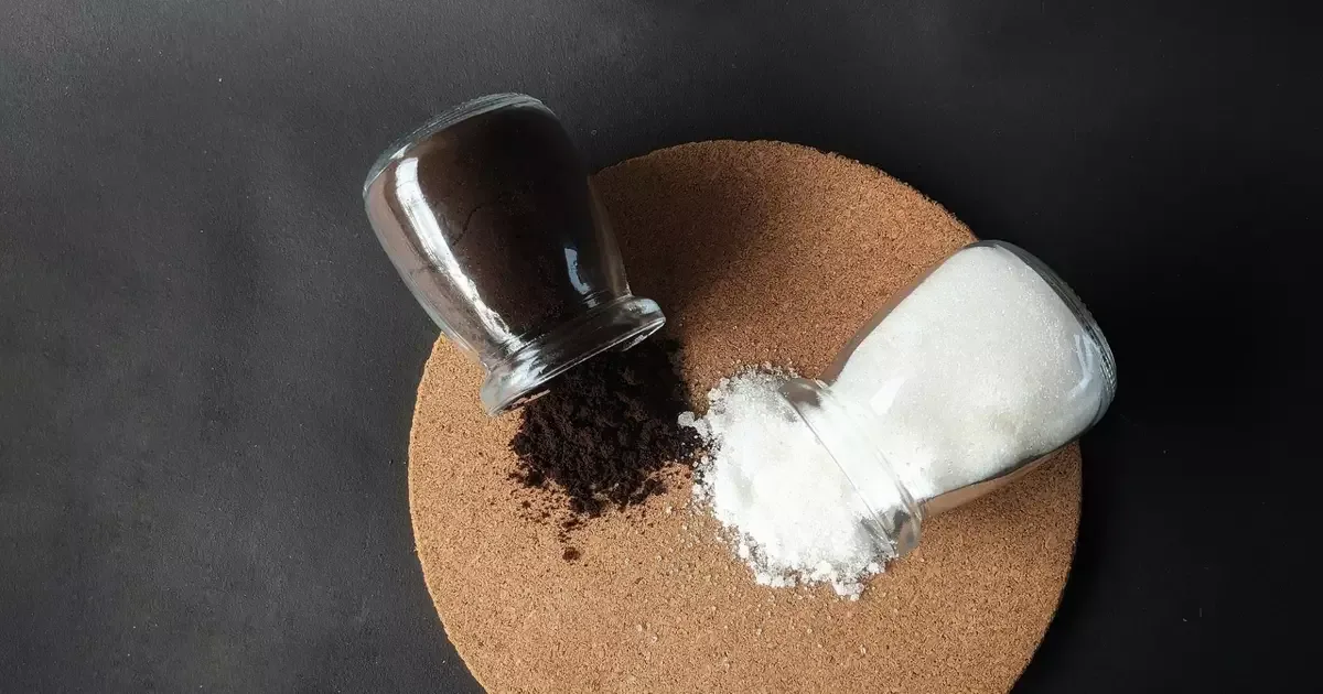 Mistura de borra de café e bicarbonato ganha usos na casa